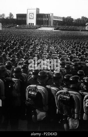 . Deutsch : Reichsparteitag. Übersicht über den großen Appell der SA, SS und des NSKK. Anglais : Aperçu de l'appel de masse de SA, SS, et NSKK troupes. Nuremberg, 9 novembre 1935. Archives nationales (NARA) Collection de cadeaux Dossier #  : 200-GR-12 LIVRE Guerres et conflits #  : 983 Français : Avant la Seconde Guerre mondiale, l'appel de soldats allemands faisant partie de la SA (Sturmabteilung), de la Schutzstaffel (SS) ou de la NSKK (Nationalsozialistisches Kraftfahrkorps). Photo prise à Nuremberg le 97 novembre 1935. 9 novembre 1935. Charles Russell 45 Reichsparteitag 1935 Banque D'Images