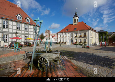 Hôtel de ville et place du marché dans Angemuende, Brandebourg, Allemagne Banque D'Images