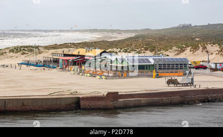 Restaurant de plage avec pavillon néerlandais kite surfeurs dans l'arrière-plan Banque D'Images