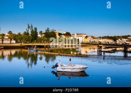 Vue sur Rio in the Golfer's Paradise vers la vieille ville, Tavira, Algarve, Portugal Banque D'Images