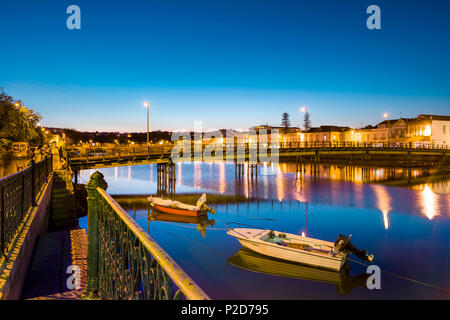 Vue sur Rio in the Golfer's Paradise vers vieille ville au crépuscule, Tavira, Algarve, Portugal Banque D'Images