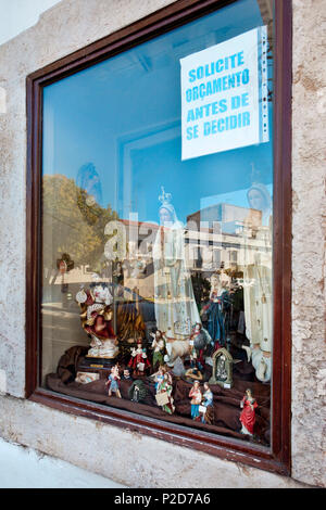 Reflet dans une vitrine, Tavira, Algarve, Portugal Banque D'Images