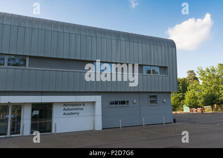 Farnborough College of Technology dans le Hampshire, au Royaume-Uni. Le bâtiment de l'Académie aéronautique et automobile. Banque D'Images