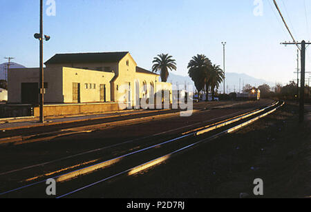 . Anglais : Gare de l'Alhambra en décembre 1971. Un train roulant en direction ouest - peut-être le coucher du soleil Limited - est proche. Décembre 1971. Hikki Nagasaki 3 Alhambra, Décembre 1971 Banque D'Images
