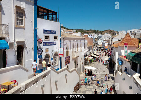 La rue principale, la Rua 5 de Outubro, Albufeira, Algarve, Portugal Banque D'Images