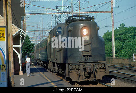 . Anglais : Suis Amtrak GG1, toujours en costume de Penn Central, à Thousand Oaks station en juillet 1974 . Juillet 1974. Hikki Nagasaki 4 GG1 Amtrak à Thousand Oaks, Juillet 1974 Banque D'Images