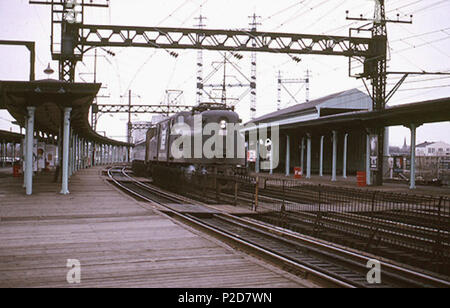 . Anglais : un ex-Penn Central (née 0883) GG1 mène un train Amtrak express à travers Bridgeport en novembre 1972 . 12 novembre 1972. Hikki Nagasaki Amtrak 4 GG1 en passant par la station de Bridgeport, Novembre 1972 Banque D'Images