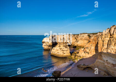 Plage et côte rocheuse, Praia da Marinha, Faro, Algarve, Portugal Banque D'Images