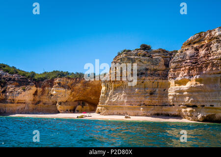 Vue depuis le bateau vers la côte, Algarve, Portugal Banque D'Images