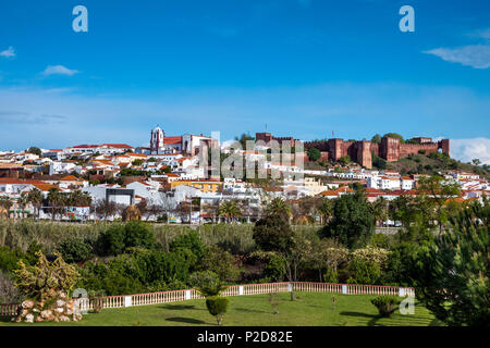 Vue vers la vieille ville, château et cathédrale, Silves, Algarve, Portugal Banque D'Images