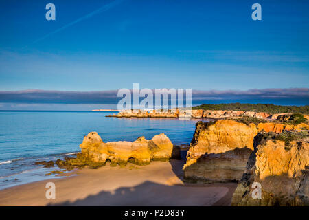 Vue vers la plage de Praia do Vau, Praia da Rocha, Algarve, Portugal Banque D'Images