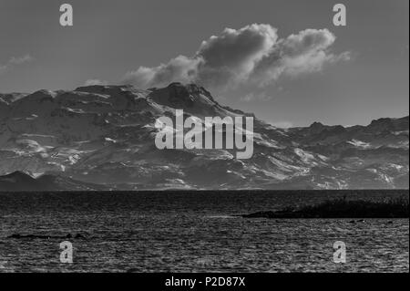 La formation des montagnes monochrome à la rive du lac thingvallavatn dans thingevellir parc national, l'islande avril 2018 Banque D'Images