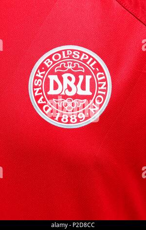 Odder, Danemark - 14 juin 2018 : emblème de l'équipe nationale de football danois sur une chemise Banque D'Images