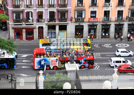 Visite de la ville touristique ouvert surmonté les bus de ci-dessus. Calle Bailen, Madrid, Espagne Banque D'Images