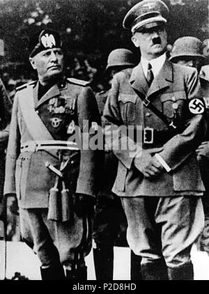 . Benito Mussolini et Adolf Hitler se tenir ensemble sur un stand de révision au cours de la visite officielle de Mussolini à Munich. 1937. Muzej Revolucije Narodnosti Jugoslavije 7 Benito Mussolini et Adolf Hitler Banque D'Images
