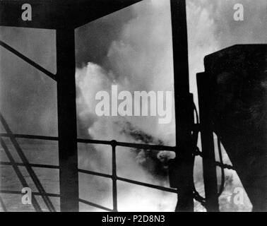 . Une bombe explose japonais quelques six mètres du côté tribord de la Marine américaine USS Offres d'hydravion Tangier (AV-8), à l'avant du pont, au cours de l'attaque aérienne de Pearl Harbor, le 7 décembre 1941. La photographie originale a été dans le CinCPac rapport de l'attaque de Pearl Harbor, le 15 février 1942, Volume 3, en 1990. 7 décembre 1941. Nsu 8 bombe explose près de USS Tanger (AV-8) au cours de l'attaque de Pearl Harbor 1941 Banque D'Images