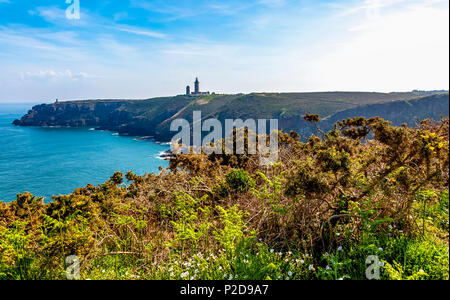 Paysage sur le littoral de Bretagne avec le Cap Fréhel phare dans le Nord de la France. Banque D'Images