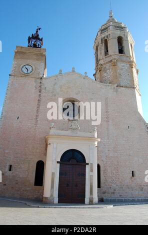 La Iglesia de San Bartolomé y Santa Tecla, patrona de Sitges, situado en la Plaza del Ayuntamiento, en el lugar conocido como Baluart, al final del Paseo de la Ribera. Banque D'Images