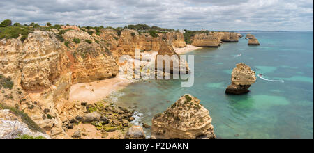 Panorama de Praia da Marinha, sur la côte sud du Portugal dans l'Algarve sur une journée nuageuse. Les falaises, la plage et l'océan Atlantique sont à voir avec les tour Banque D'Images