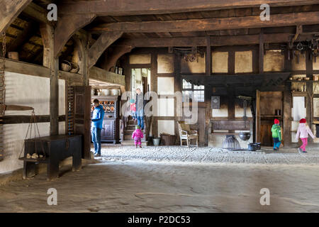 LWL-musée de plein air de Detmold, les visiteurs dans la ferme et stable, bâtiments traditionnels, en bois, village, Detmold, North R Banque D'Images