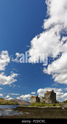 Dornie, Ecosse - Mai 12th, 2018 - Le Château d'Eilean Donan avec un ciel bleu et nuages blancs moelleux Banque D'Images