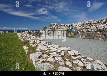 Île de Skye, ÉCOSSE - Ruine de Trumpan Church avec pierres tombales et l'océan en arrière-plan Banque D'Images