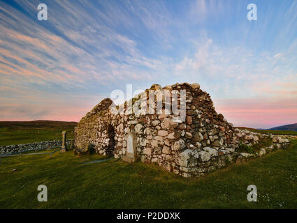 Trumpan church, à l'île de Skye, en Écosse, au coucher du soleil Banque D'Images