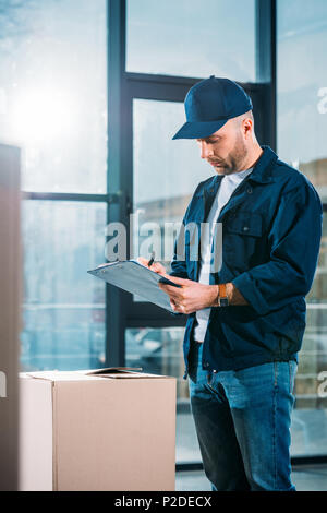 Delivery man filling Déclaration de la cargaison Banque D'Images