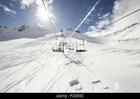 Télésiège et ski poudreuse, Glacier Schnalstaler, Tyrol du Sud, Italie Banque D'Images