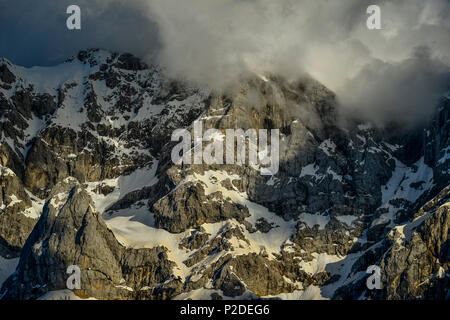 Prisojnik mountain range avec les nuages au coucher du soleil, lumière, neige, Prisanc de Krnica hut Dom Krnica, vallée de la Save, Vrsi-Pass, Triglav Banque D'Images