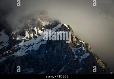 Prisojnik mountain range avec les nuages au coucher du soleil, lumière, neige, Prisanc de Krnica hut Dom Krnica, vallée de la Save, Vrsi-Pass, Triglav Banque D'Images