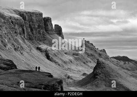 Quiraing, île de Skye, ÉCOSSE - étrange paysage rocheux avec deux figures humaines debout sur une falaise dans l'avant-plan Banque D'Images