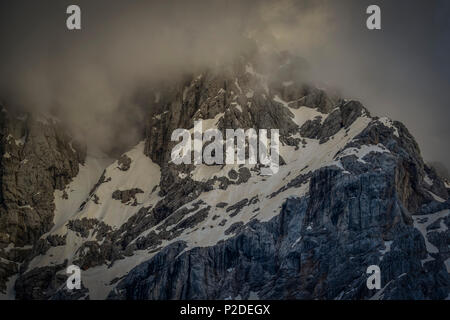 Prisojnik mountain range avec les nuages au coucher du soleil, la neige, l'Prisanc, de Krnica hut Dom Krnica, vallée de la Save, Vrsi-Pass, Triglav Natio Banque D'Images