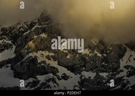 Prisojnik mountain range avec les nuages à coucher du soleil, la lumière mystique, Prisanc de Krnica hut Dom Krnica, vallée de la Save, Vrsi-Pass, Trigla Banque D'Images