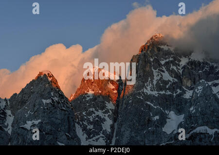 Alpenglow sur les sommets de montagnes Prisojnik avec des nuages au coucher du soleil, Prisanc, vu de Krnica hut Dom Krnica, vallée de la Save, Banque D'Images