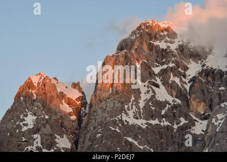 Alpenglow sur les sommets de montagnes Prisojnik avec des nuages au coucher du soleil, Prisanc, vu de Krnica hut Dom Krnica, vallée de la Save, Banque D'Images