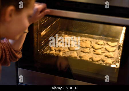 11 ans Filles baking christmas cookies, Hambourg, Allemagne Banque D'Images