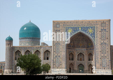 Vue de la façade décorée et distinctif de dôme turquoise tours de Tilla-Kori madrasa (école) face à la place du Registan, Samarkand en Ouzbékistan Banque D'Images