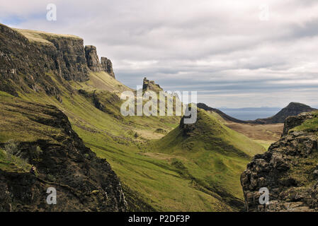 Quiraing, île de Skye, ÉCOSSE - étrange paysage rocheux couvert d'herbe verte avec deux falaises rocheuses en arrière-plan Banque D'Images