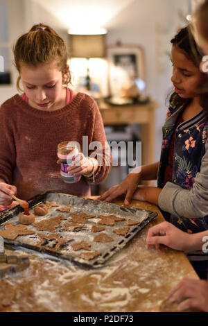 11 ans Filles baking christmas cookies, Hambourg, Allemagne Banque D'Images