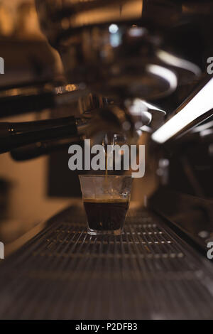 Le café est versé dans le verre Banque D'Images