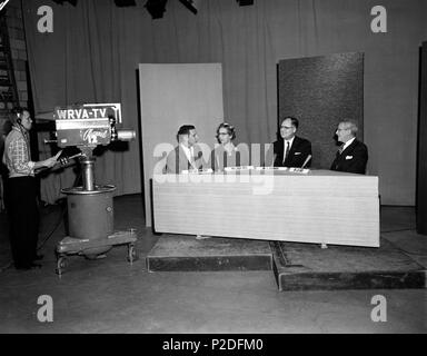 . Titre : Richmond Conseil des Églises, WRVA-TV Organisateur : Adolph B. Studio Riz Date : Janvier 10, 1959 Collection : Riz Identifiant 2149UN Format : 1 négatif, film de sécurité, 4 x 5 in. De l'homme Info : Pas de restrictions connues sur la publication. Référentiel : Library of Virginia, estampes et photographies, 800 E. Grand St., Richmond, VA, 23219, USA,  <a href ='http://digitool1.lva.lib.va.us:8881/R' >digitool1.lva.lib.va.us:8881/R </a > . 19 août 2008, 14:40:36. La bibliothèque de Virginie Richmond 49 Conseil des Églises, WRVA-TV Banque D'Images