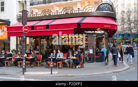Café Parisien traditionnel typique de Danton situé sur boulevard Saint Germain. Boulevard Saint Germain connue pour ses cafés servant des plats traditionnels. Banque D'Images