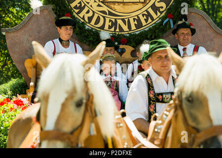 Cheval et un chariot à la traditionnelle prozession, Garmisch-Partenkirchen, Haute-Bavière, Bavière, Allemagne Banque D'Images