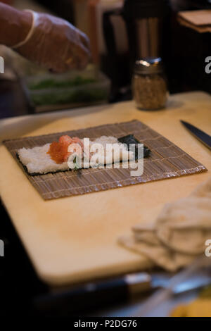 Unrolled sushi conservés sur une table Banque D'Images