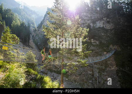 Pont suspendu, Karwendel, près de Mittenwald, Upper Bavaria, Bavaria, Germany Banque D'Images