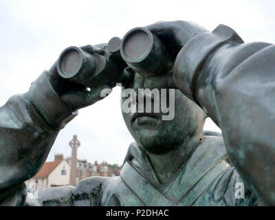 Détail de la statue d'un observateur d'oiseaux près de la Scottish Seabird Centre à North Berwick, East Lothian, Ecosse, Royaume-Uni. Banque D'Images