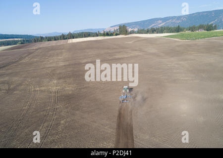 Vue aérienne de labourer le champ du tracteur Banque D'Images