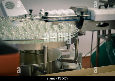 Bocaux en verre vides sur la ligne de production Banque D'Images