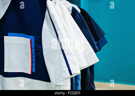 Nouveaux vêtements médicaux dans le magasin. Banque D'Images